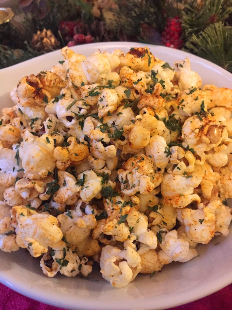 Holiday Paprika Popcorn | Healthy, plant-based, vegan, gluten-free, dairy-free, easy, great for Christmas | guesswhoscooking.com